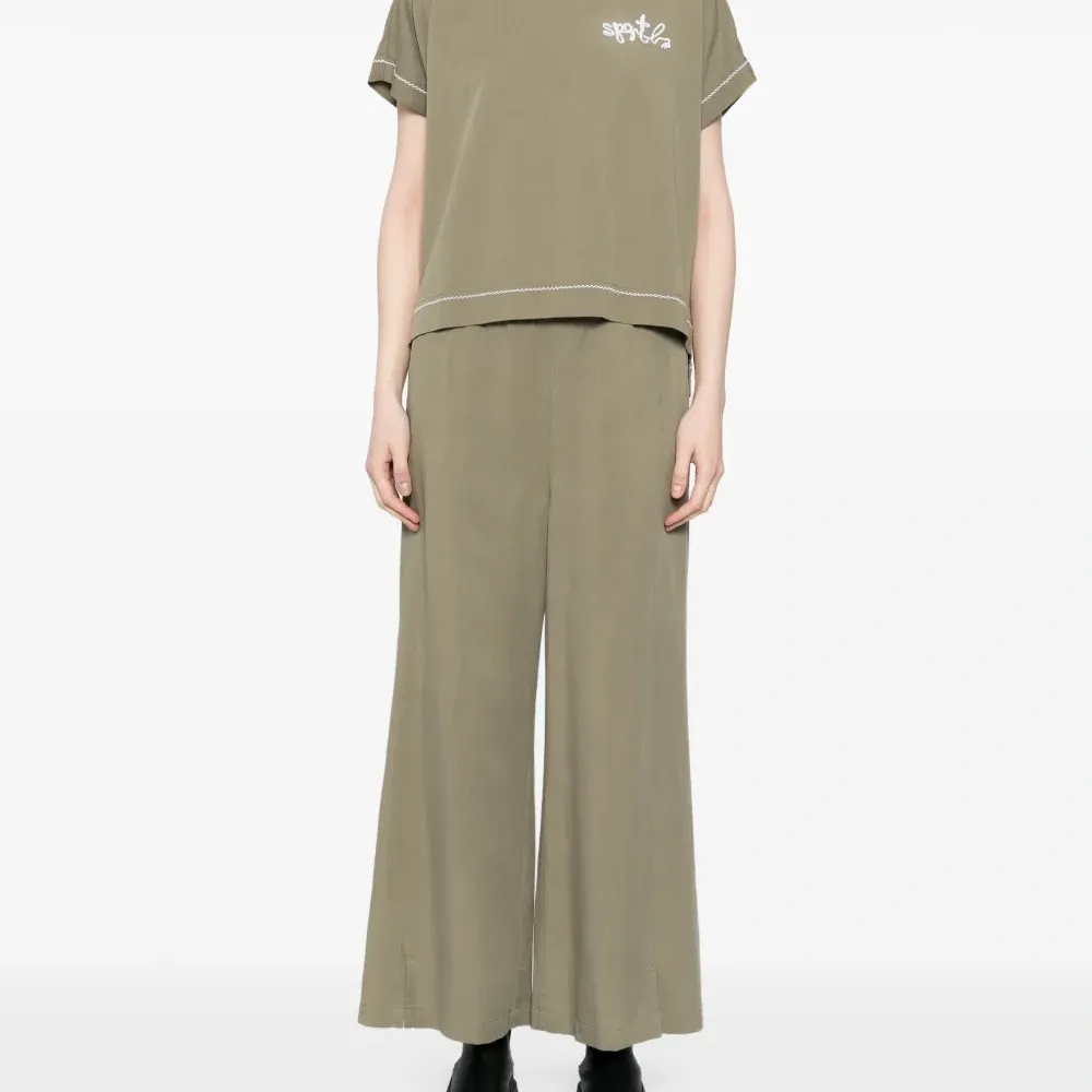 Брюки с вышитым логотипом