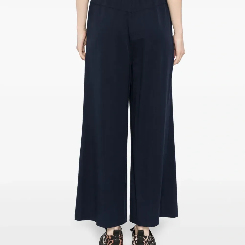 Брюки с вышитым логотипом