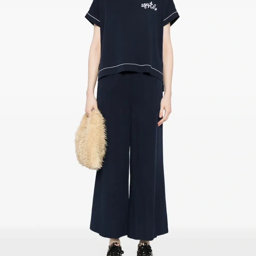 Брюки с вышитым логотипом