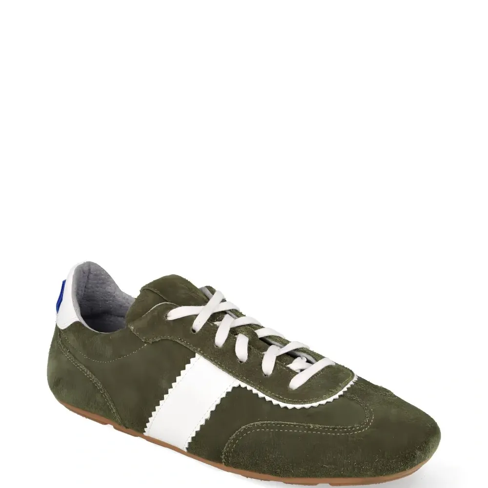 Замшевые кроссовки