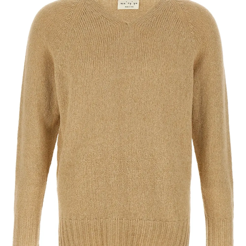 Свитер с V-образным вырезом