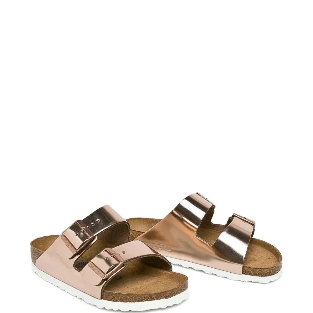 Сандалии с пряжками и эффектом металлик