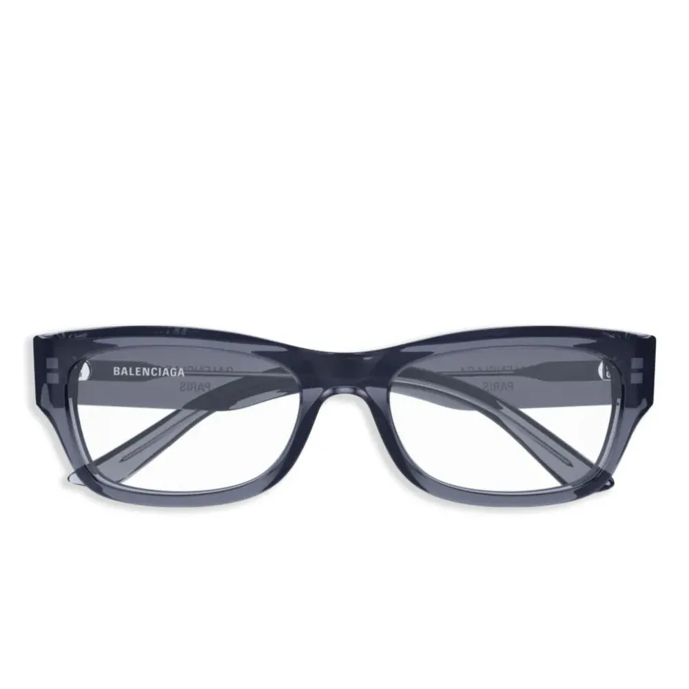 Солнцезащитные очки в массивной оправе