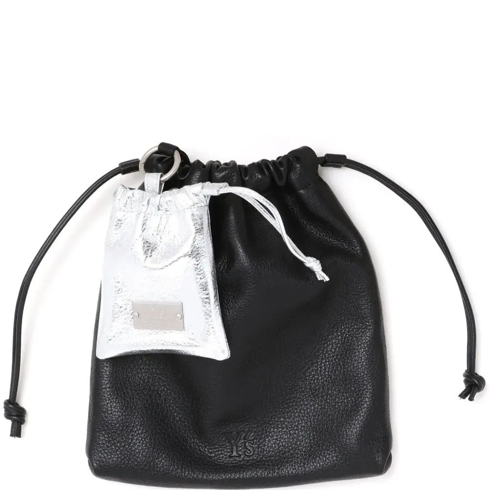 Клатч с нашивкой-логотипом