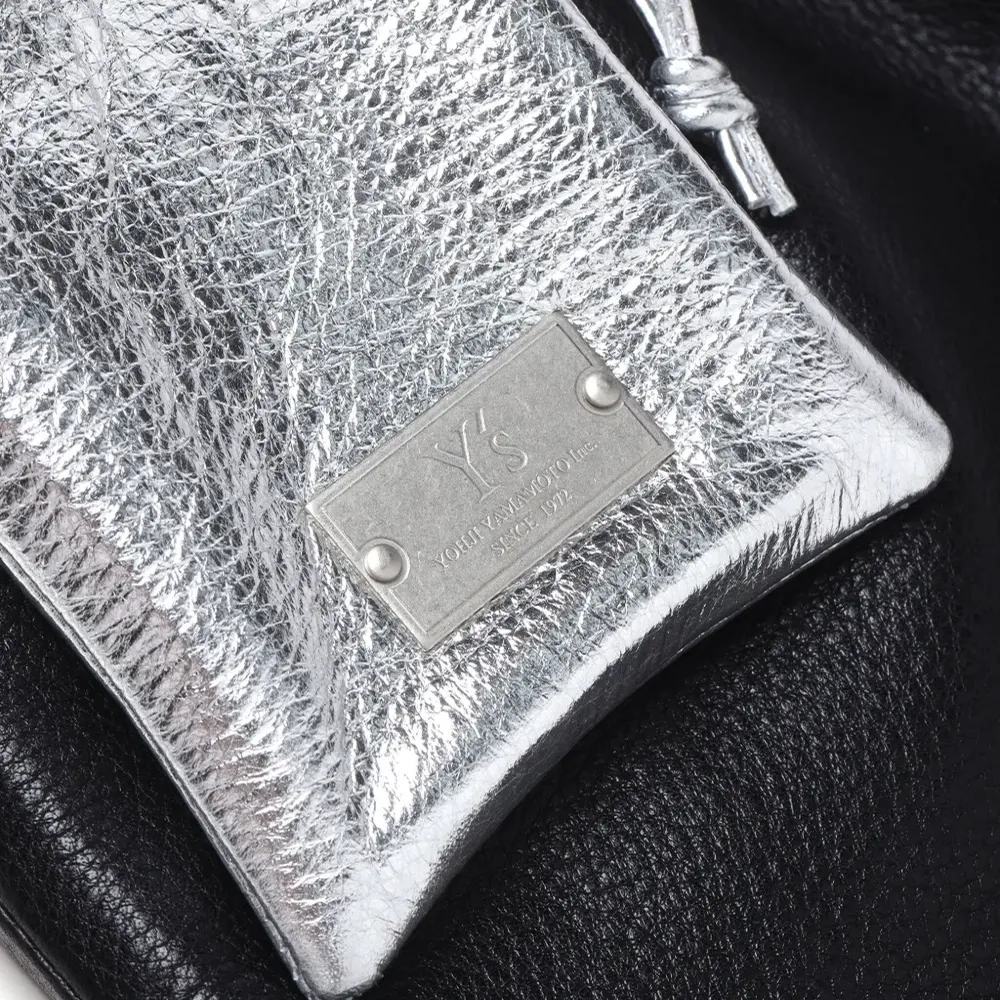 Клатч с нашивкой-логотипом