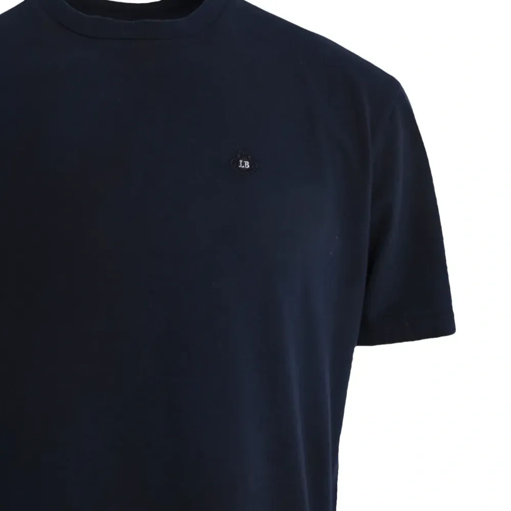 футболка с вышитым логотипом