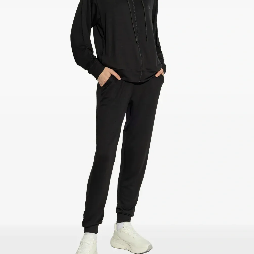 Кроссовки с логотипом