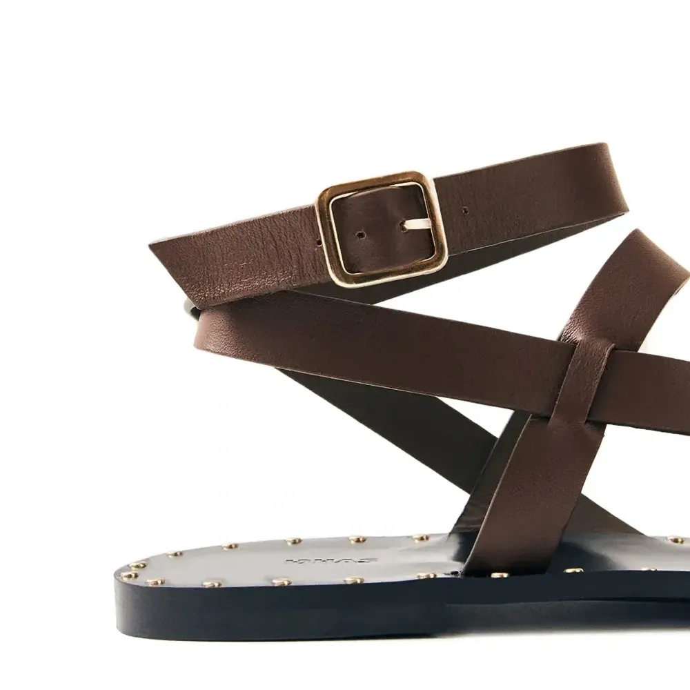 Сандалии с заклепками