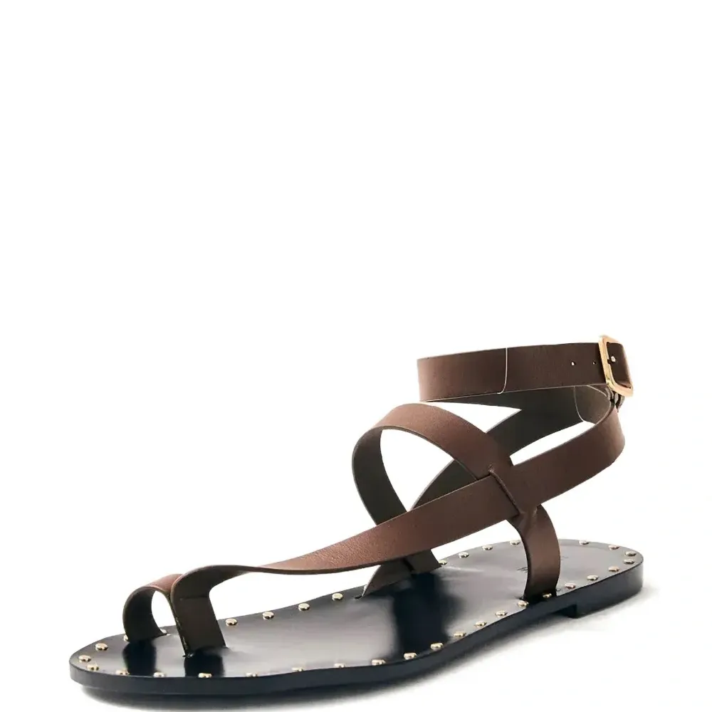 Сандалии с заклепками