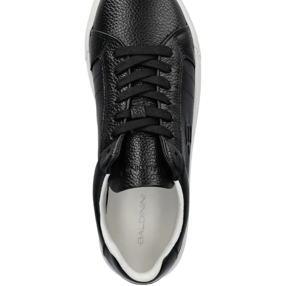 Кроссовки с вышитым логотипом