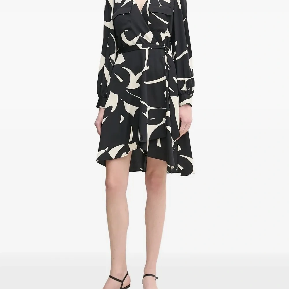 Платье с запахом и абстрактным принтом