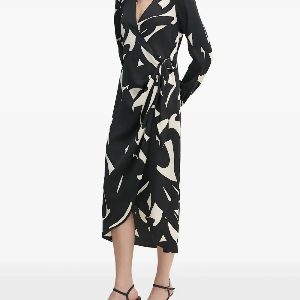 Платье с запахом и абстрактным принтом