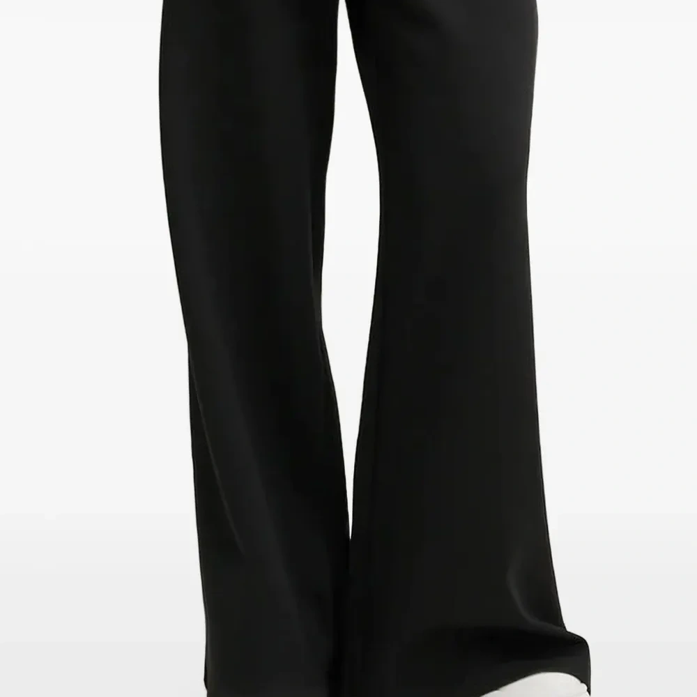 Спортивные брюки широкого кроя Спортивные брюки широкого кроя