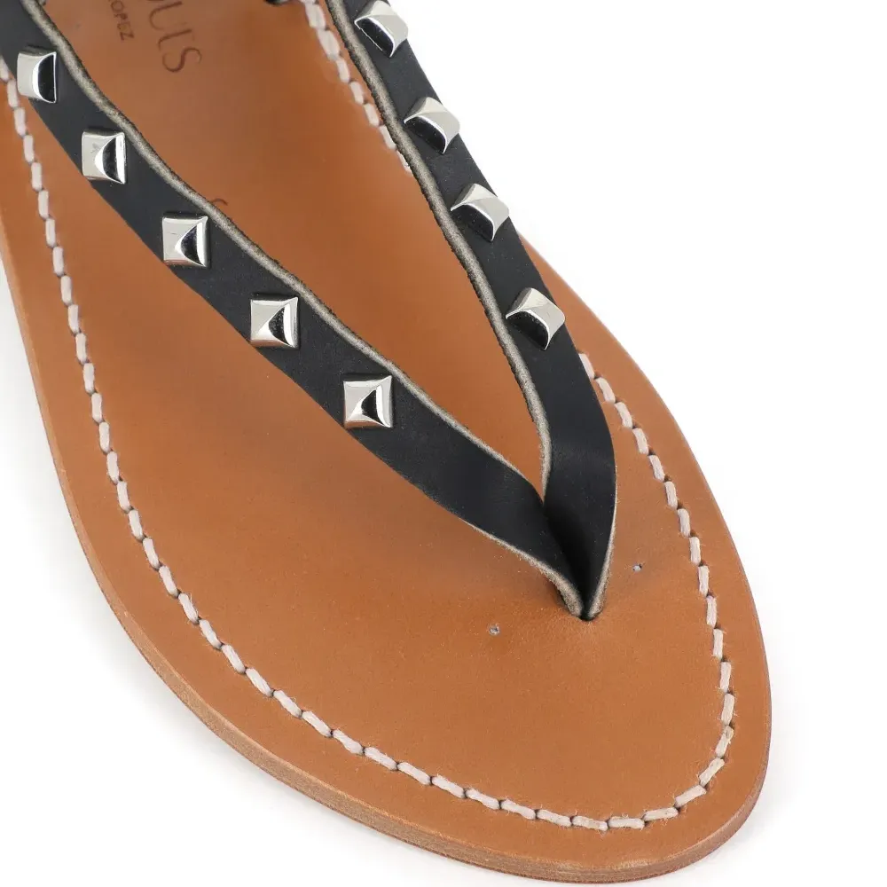 Сандалии с заклепками