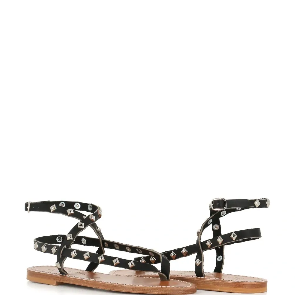 Сандалии с заклепками