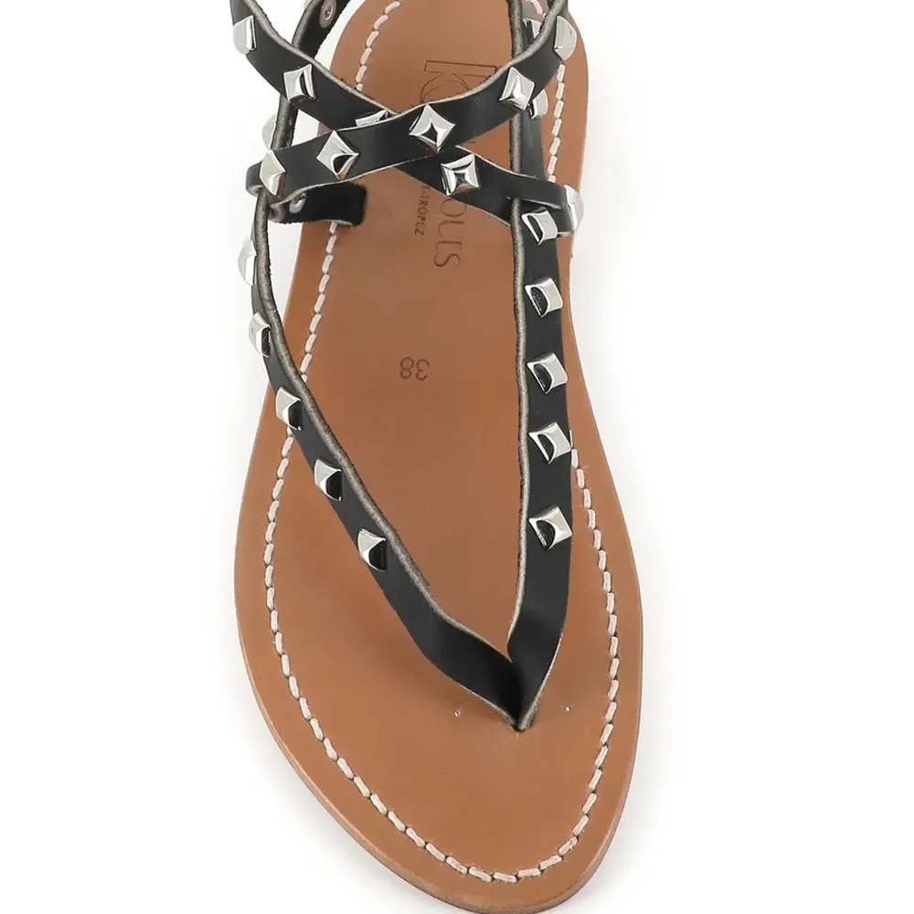 Сандалии с заклепками