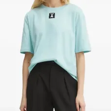 Футболка с нашивкой-логотипом