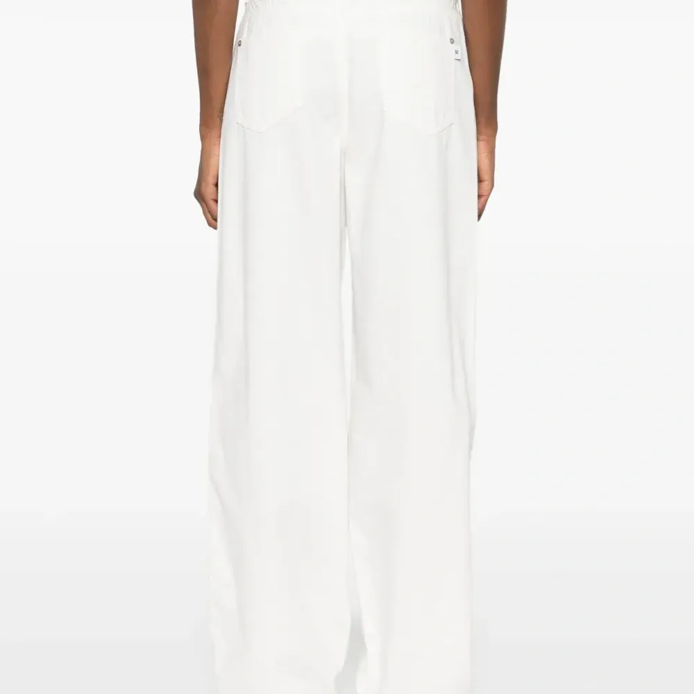 Джинсы с нашивкой-логотипом Джинсы с нашивкой-логотипом