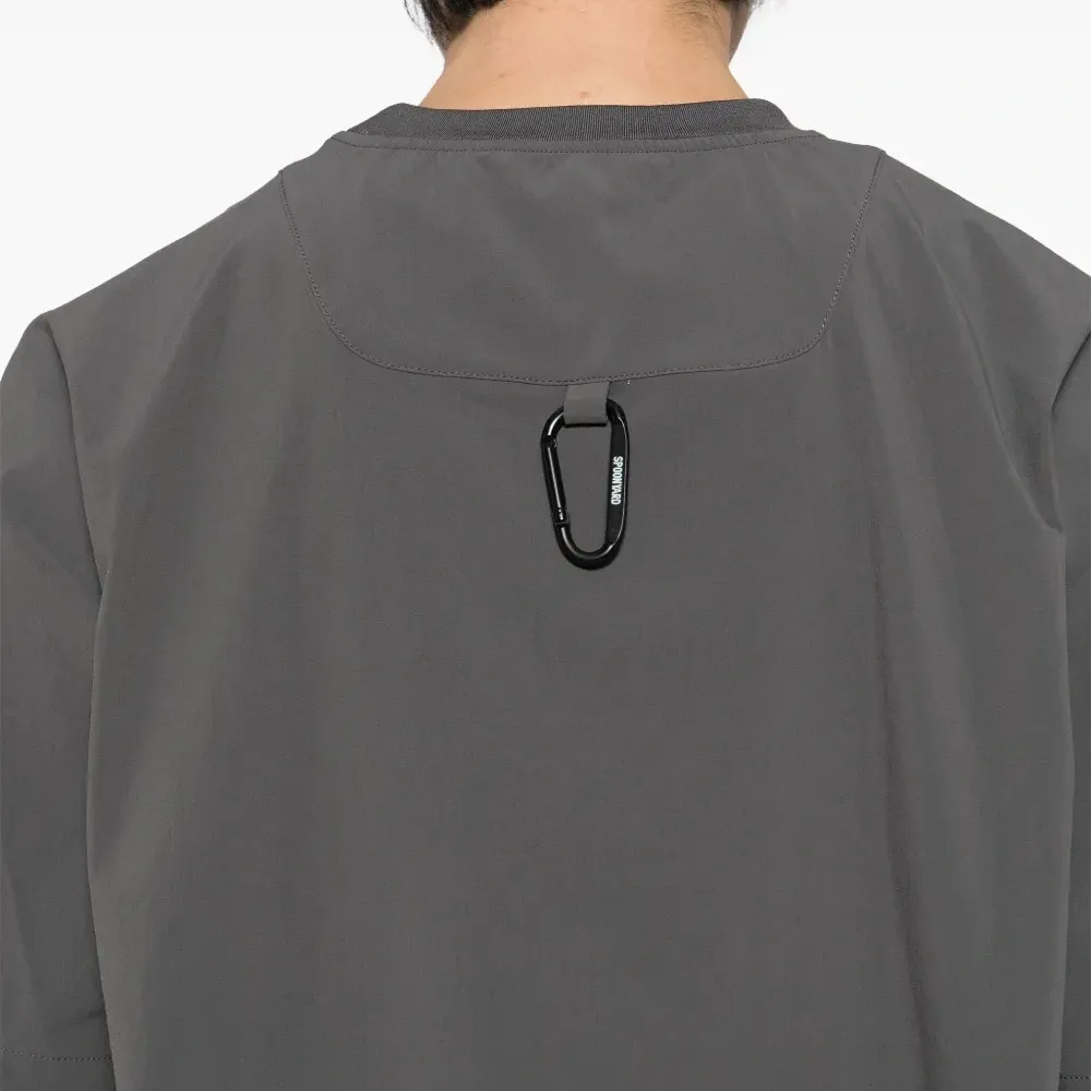 Футболка с карманами на молнии