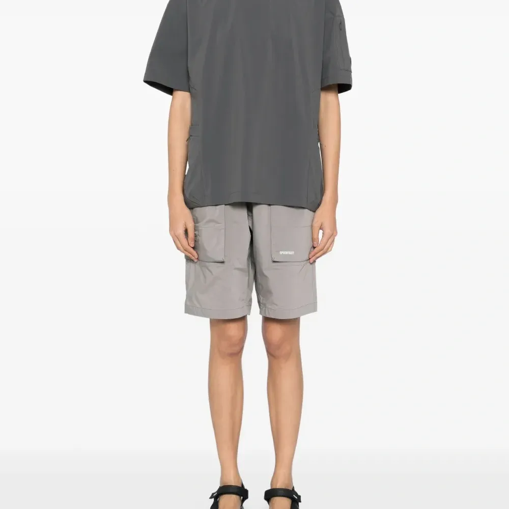 Футболка с карманами на молнии