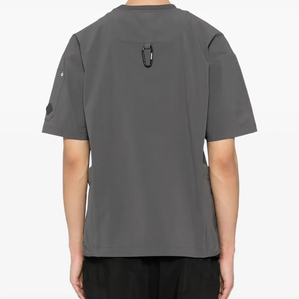 Футболка с карманами на молнии