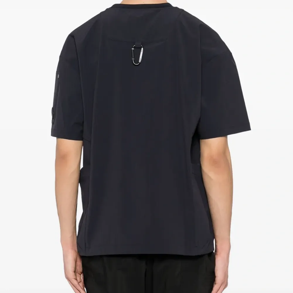 Футболка с карманами на молнии