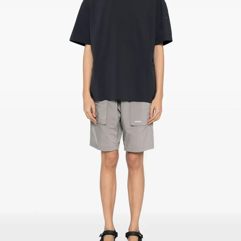 Футболка с карманами на молнии