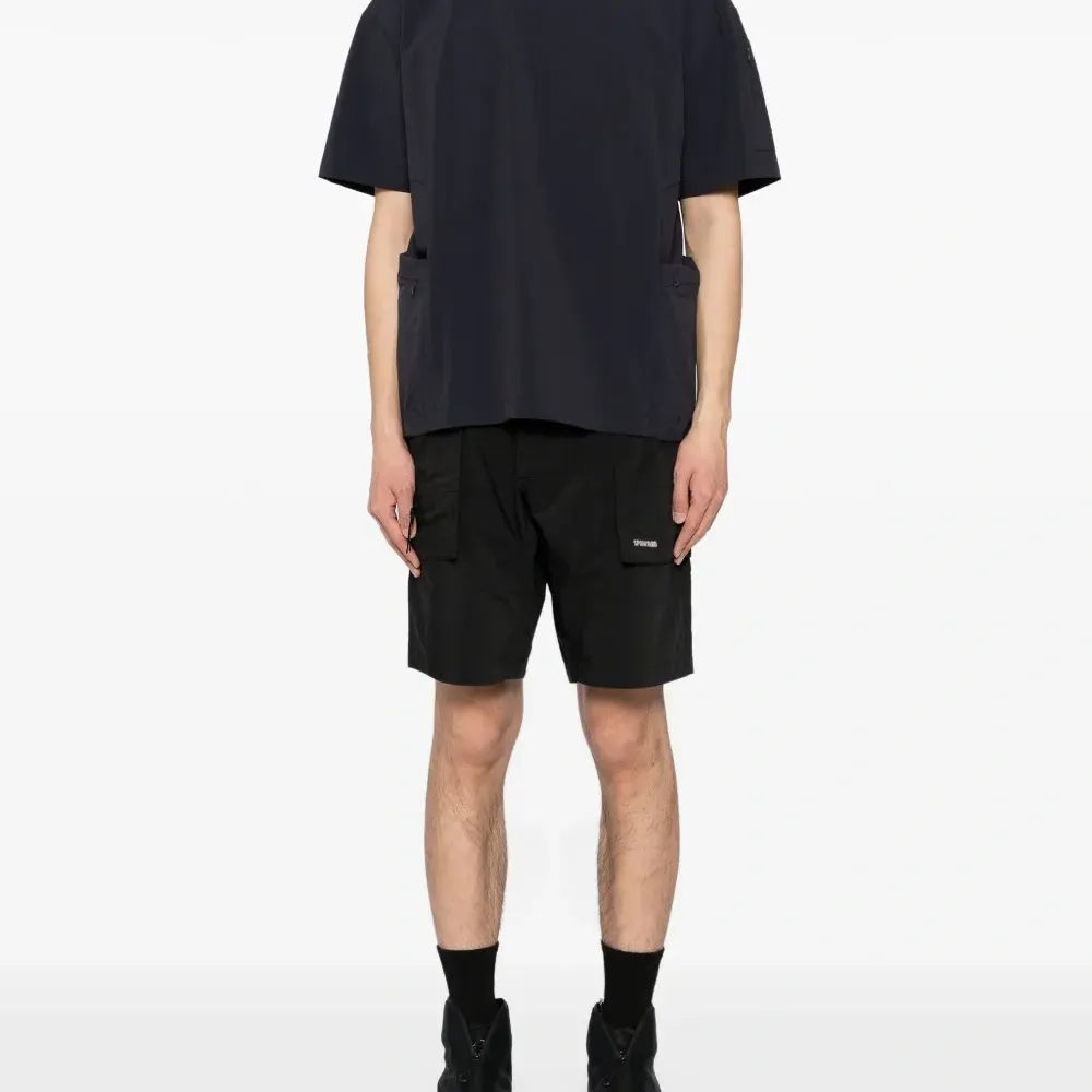 Футболка с карманами на молнии