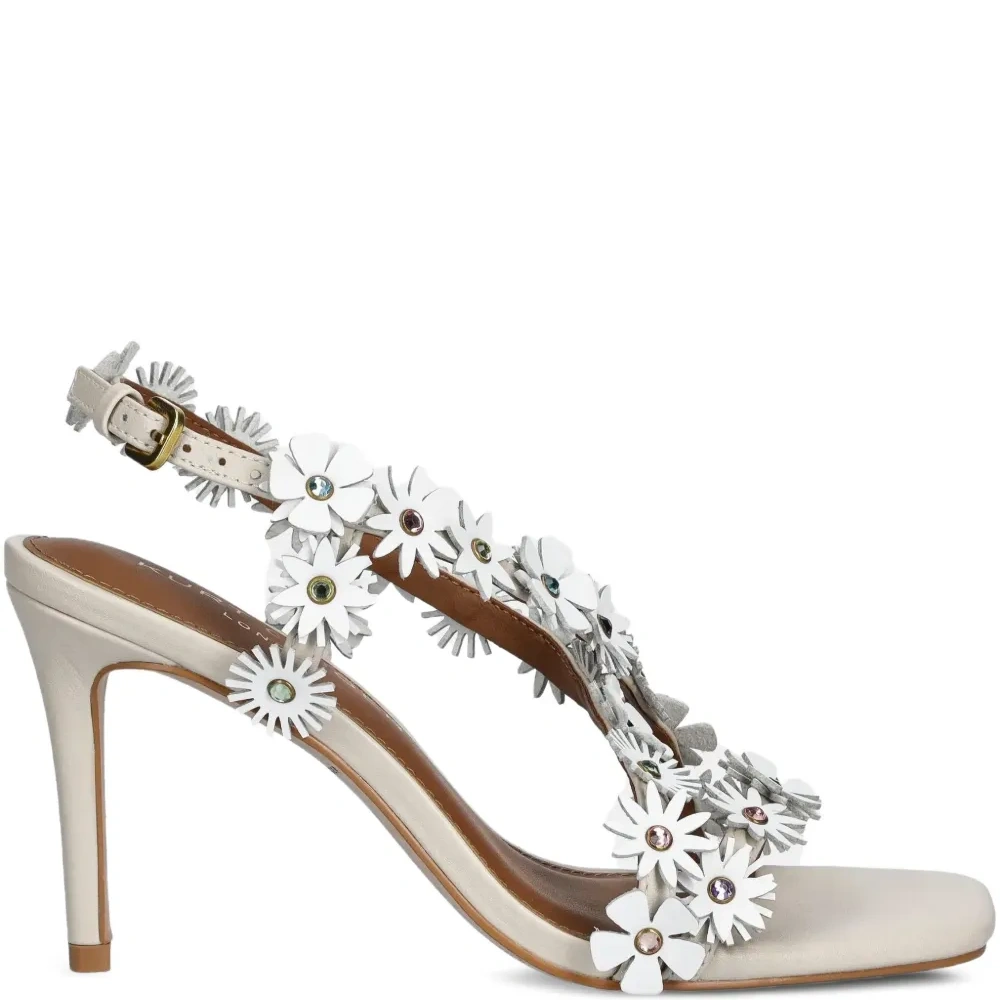 Туфли с цветочной аппликацией