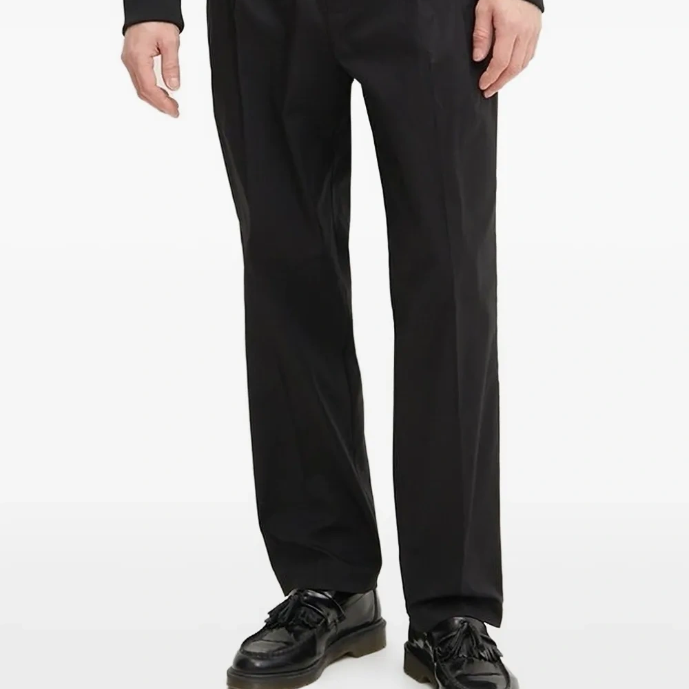 Брюки со складками и логотипом