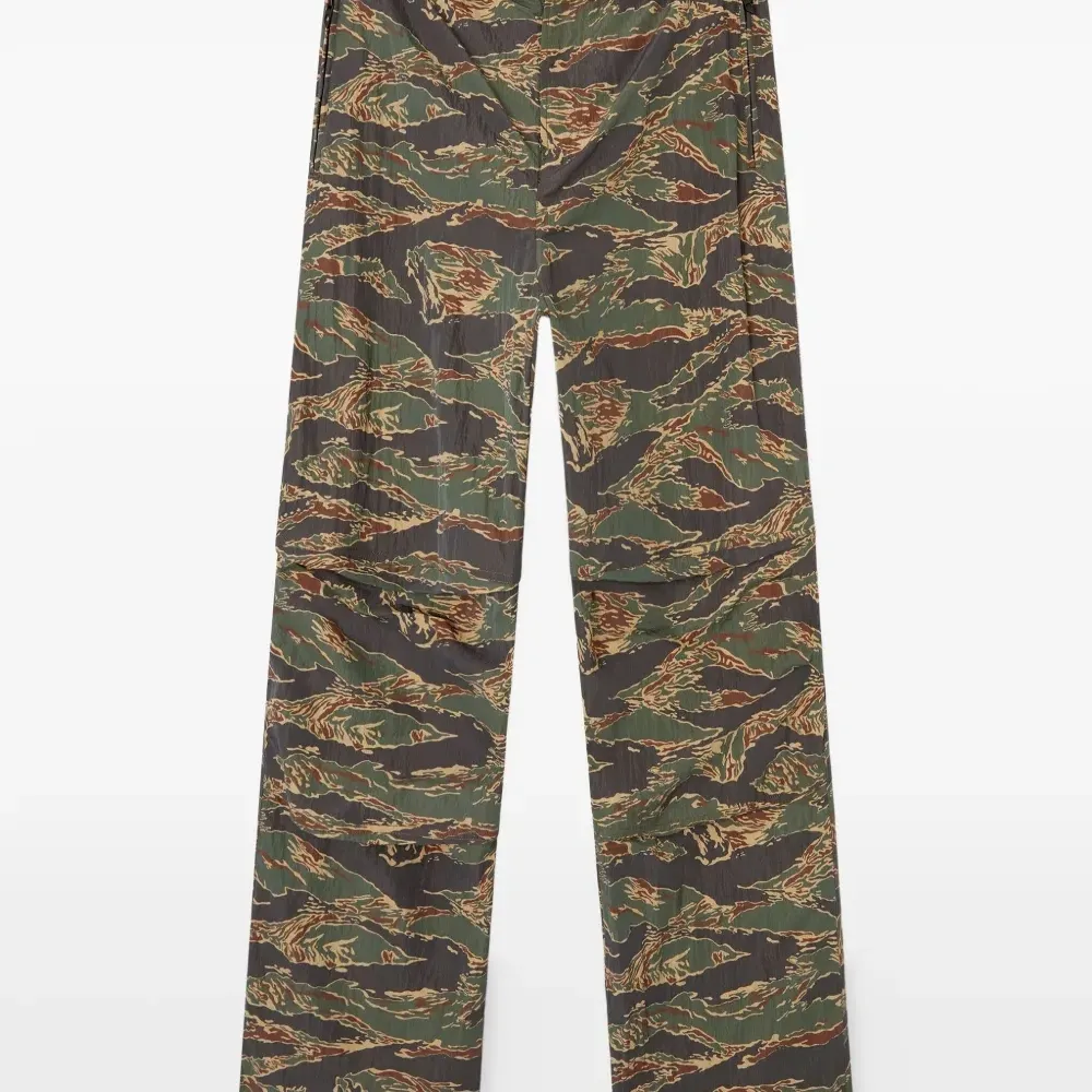 брюки с графичным принтом