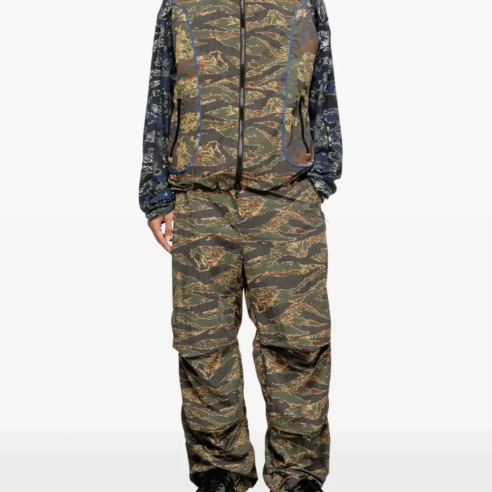 брюки с графичным принтом