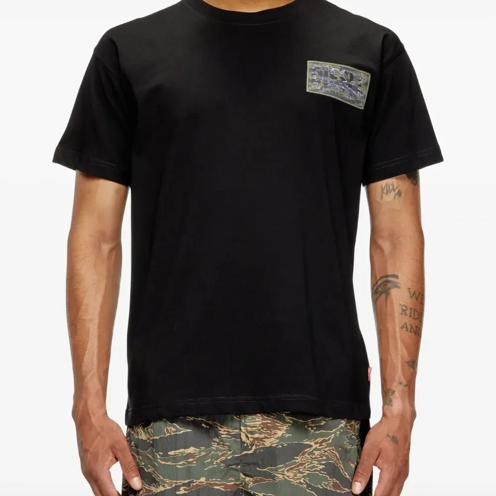 футболка с накладным карманом