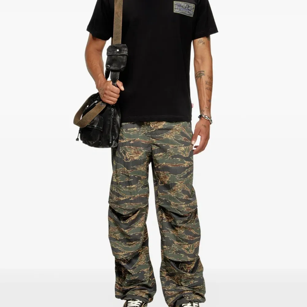 футболка с накладным карманом