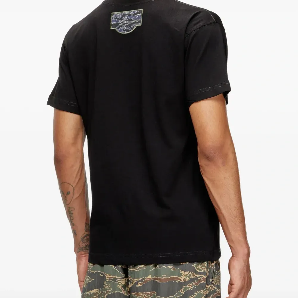 футболка с накладным карманом