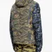 жилет с капюшоном и камуфляжным принтом