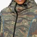 жилет с капюшоном и камуфляжным принтом