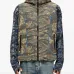 жилет с капюшоном и камуфляжным принтом