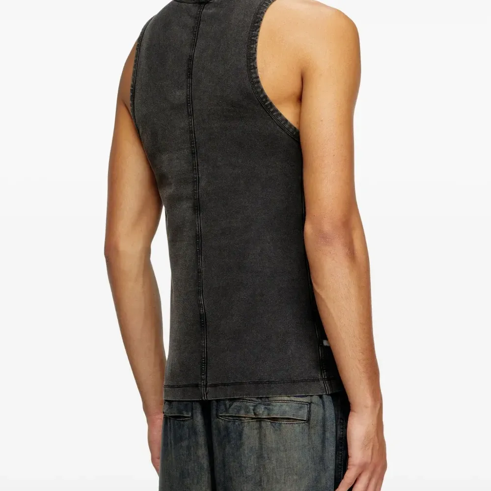 топ с U-образным вырезом