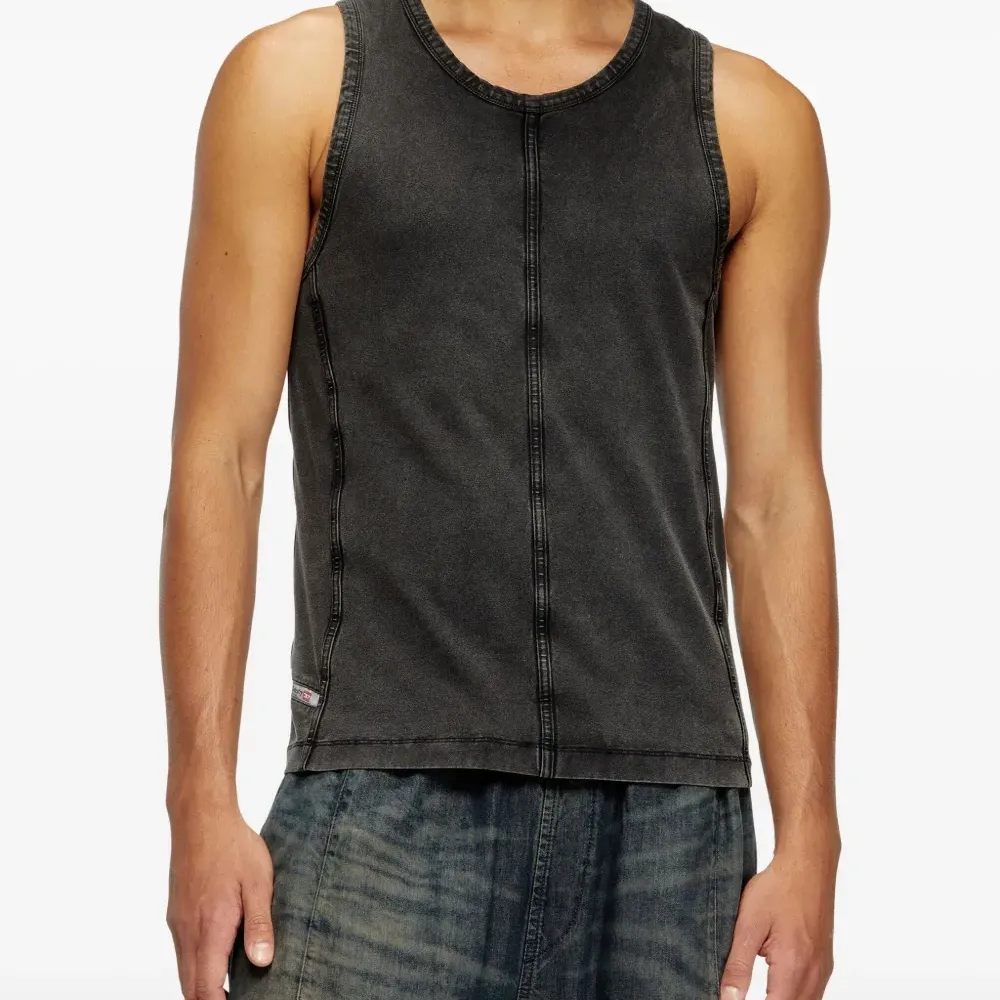 топ с U-образным вырезом