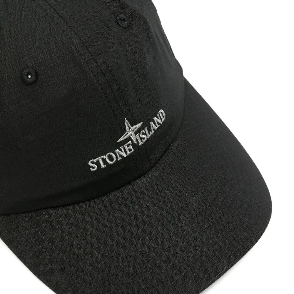 Бейсболка из рипстопа с вышитым логотипом