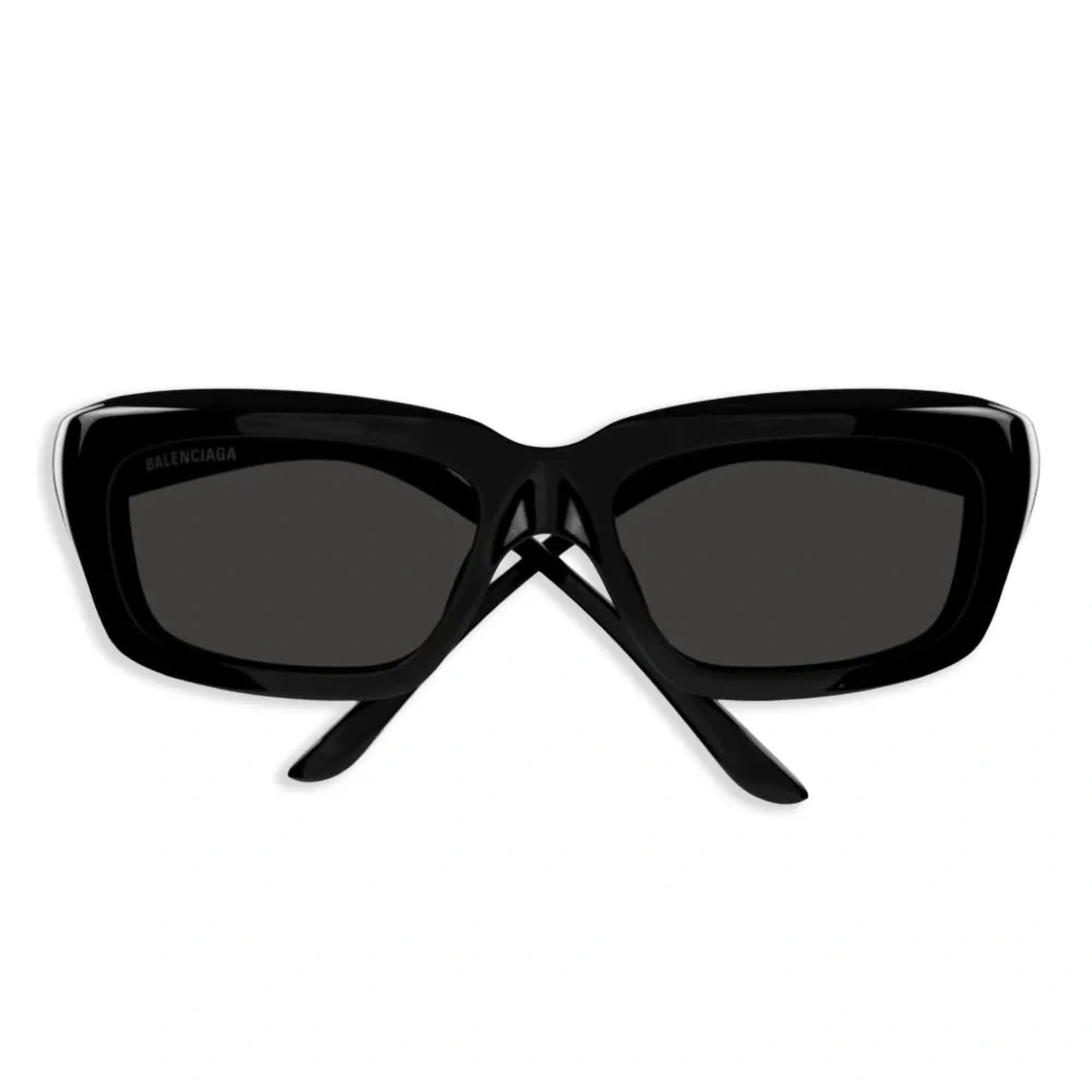 Солнцезащитные очки в геометричной оправе