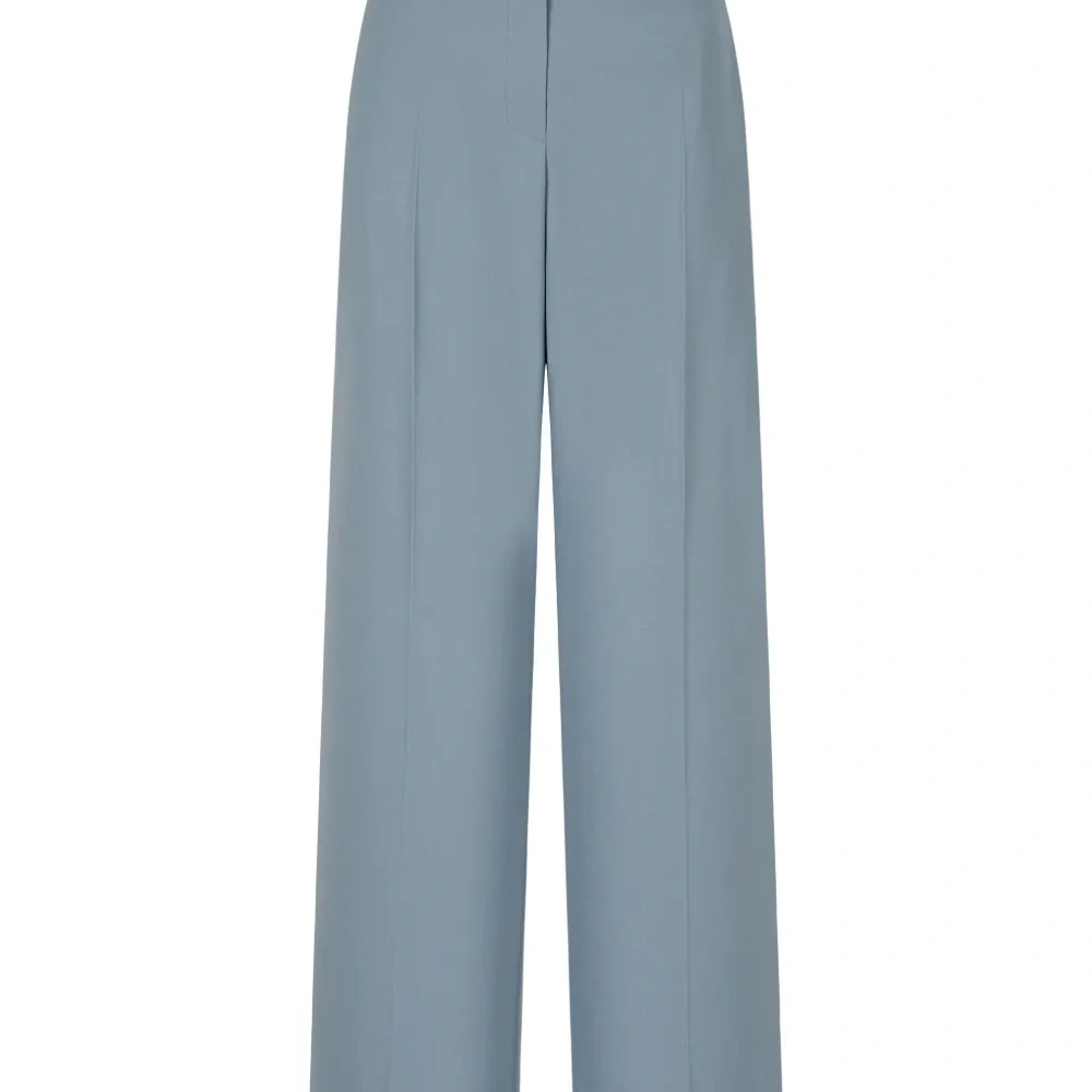 Широкие брюки строгого кроя Широкие брюки строгого кроя