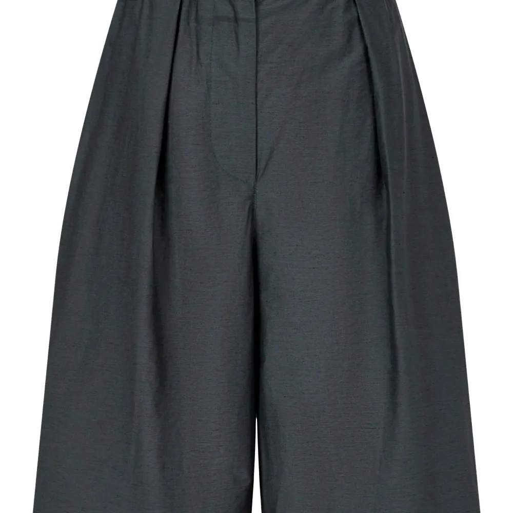 Широкие шорты со складками Широкие шорты со складками