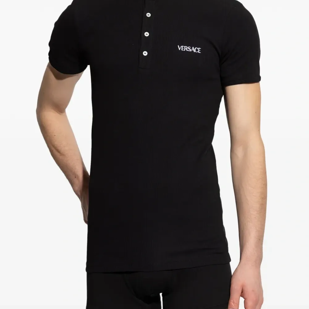 Футболка с вышитым логотипом