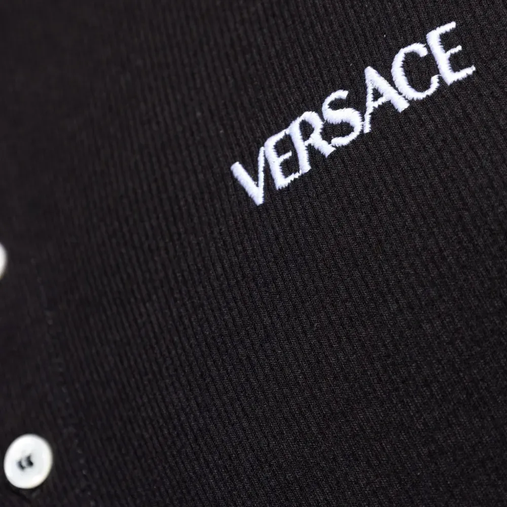 Футболка с вышитым логотипом