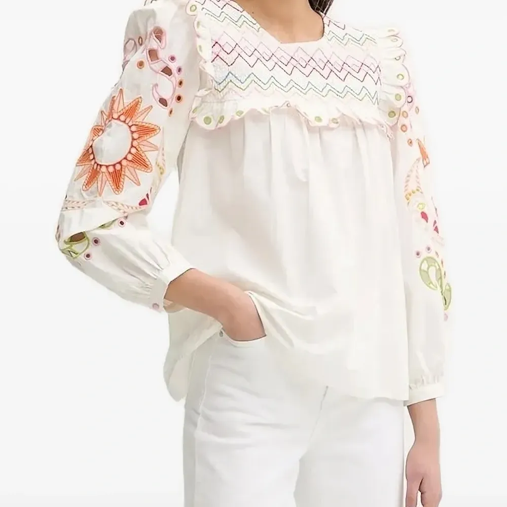 Блузка с оборками и вышивкой