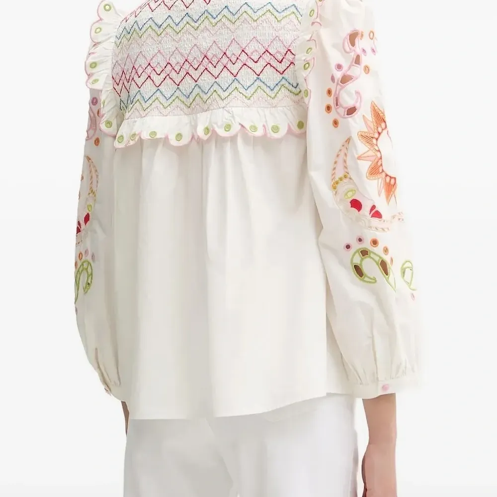 Блузка с оборками и вышивкой