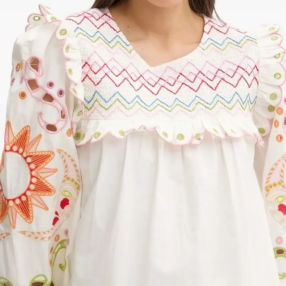 Блузка с оборками и вышивкой