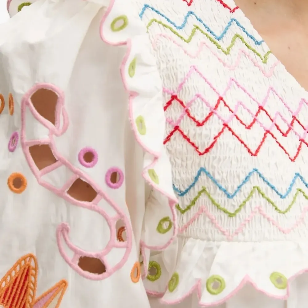 Блузка с оборками и вышивкой